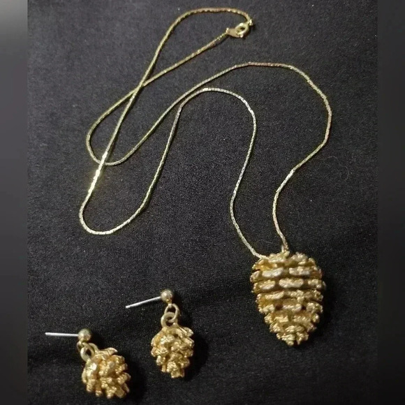 Gold Pinecone pendant and earrings set - Picture 3 of 8